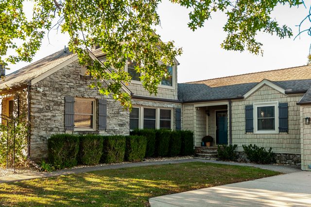 1745 Saundersville Rd, Hendersonville, TN 37075