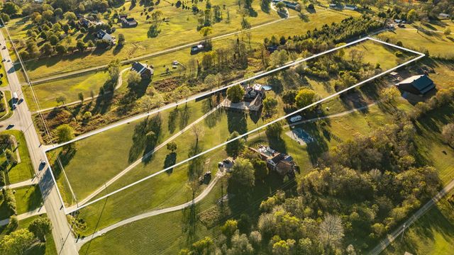 1745 Saundersville Rd, Hendersonville, TN 37075