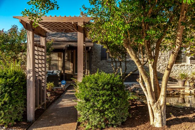 1745 Saundersville Rd, Hendersonville, TN 37075