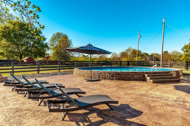 1745 Saundersville Rd, Hendersonville, TN 37075