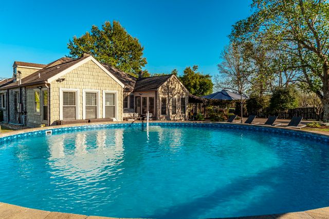 1745 Saundersville Rd, Hendersonville, TN 37075