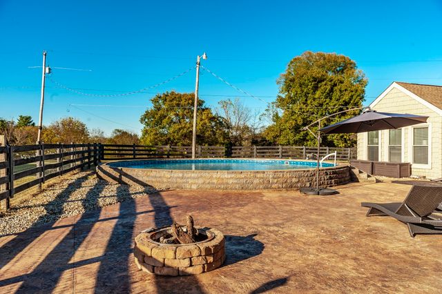 1745 Saundersville Rd, Hendersonville, TN 37075