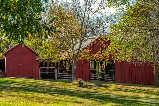 1745 Saundersville Rd, Hendersonville, TN 37075