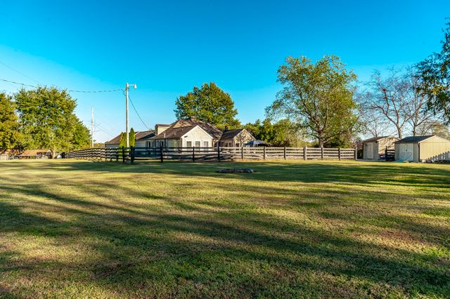 1745 Saundersville Rd, Hendersonville, TN 37075