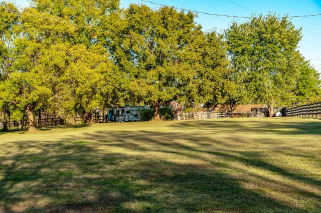 1745 Saundersville Rd, Hendersonville, TN 37075