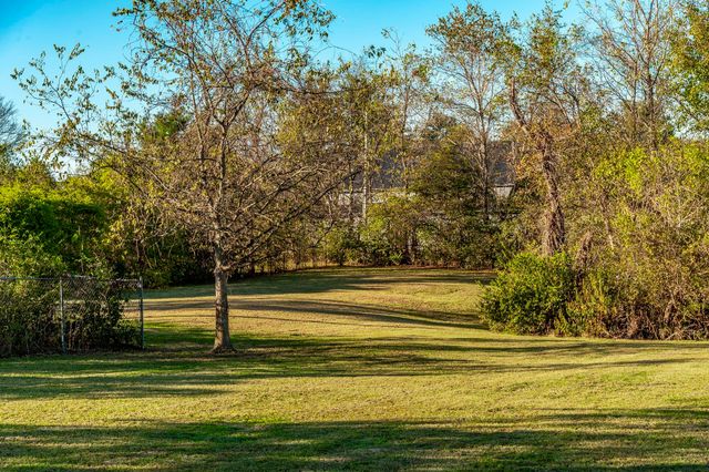 1745 Saundersville Rd, Hendersonville, TN 37075