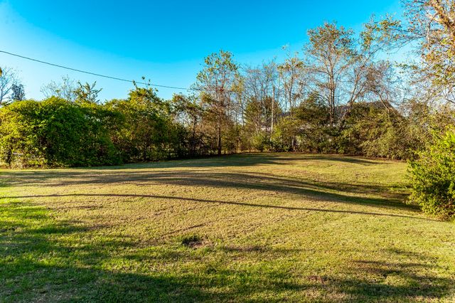 1745 Saundersville Rd, Hendersonville, TN 37075