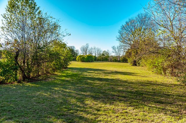 1745 Saundersville Rd, Hendersonville, TN 37075