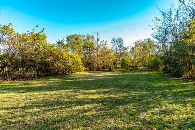 1745 Saundersville Rd, Hendersonville, TN 37075