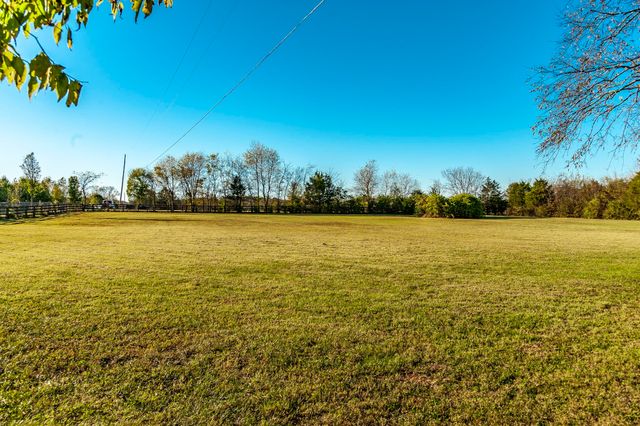 1745 Saundersville Rd, Hendersonville, TN 37075