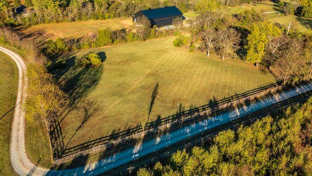1745 Saundersville Rd, Hendersonville, TN 37075