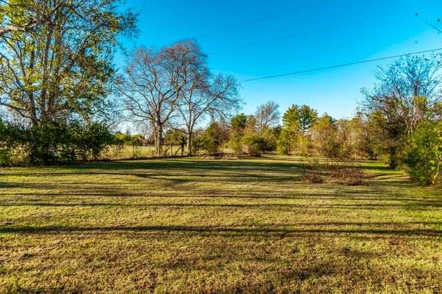 1745 Saundersville Rd, Hendersonville, TN 37075