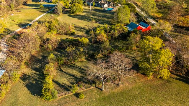 1745 Saundersville Rd, Hendersonville, TN 37075