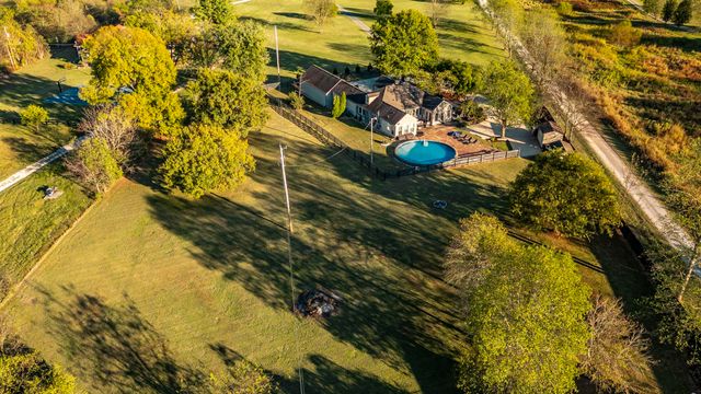 1745 Saundersville Rd, Hendersonville, TN 37075