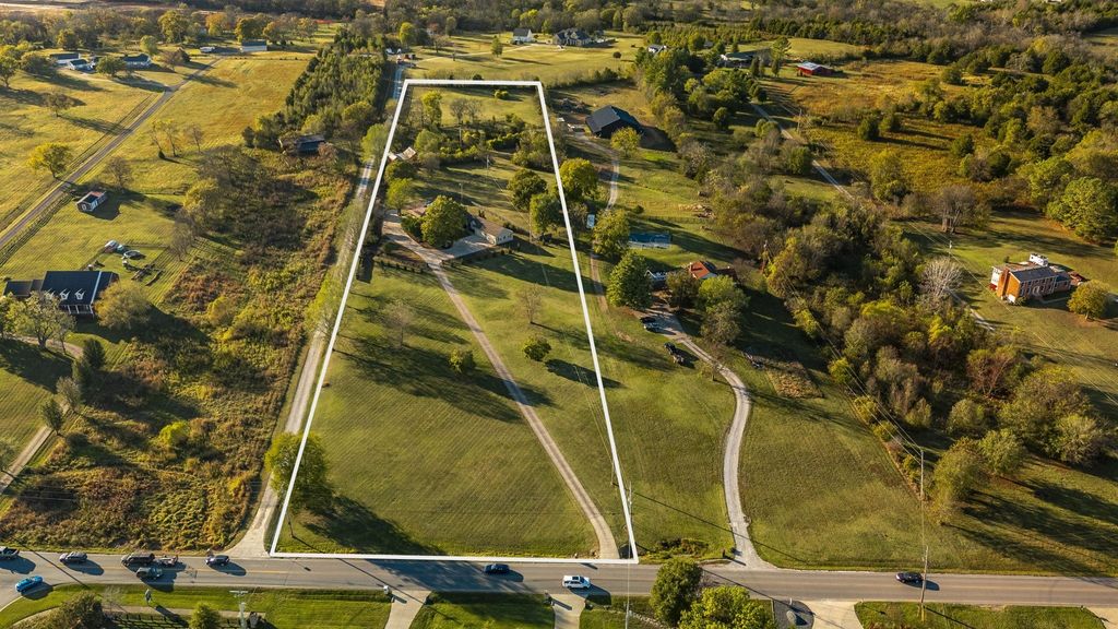 1745 Saundersville Rd, Hendersonville, TN 37075