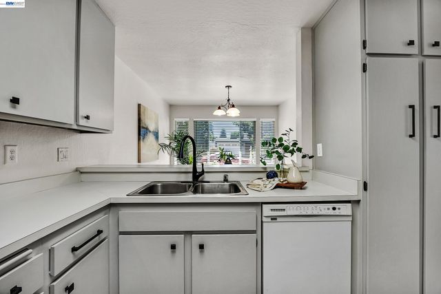 4042 Rennellwood Way, Pleasanton, CA 94566