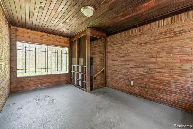 18480 W 9 Mile Road, Southfield, MI 48075