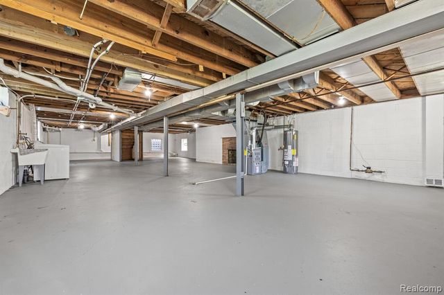 18480 W 9 Mile Road, Southfield, MI 48075