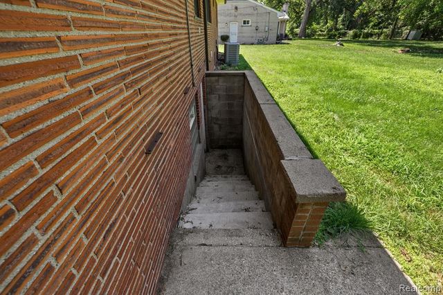 18480 W 9 Mile Road, Southfield, MI 48075