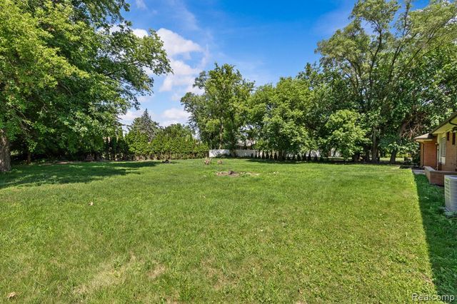 18480 W 9 Mile Road, Southfield, MI 48075