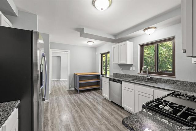 18480 W 9 Mile Road, Southfield, MI 48075