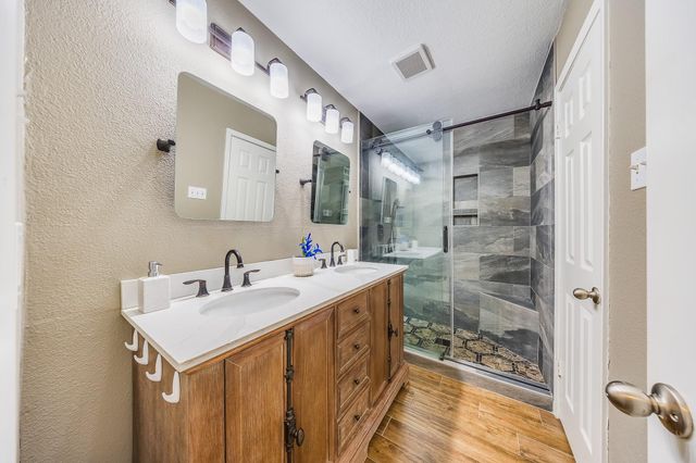 18800 Egret Bay Boulevard 401, Webster, TX 77058