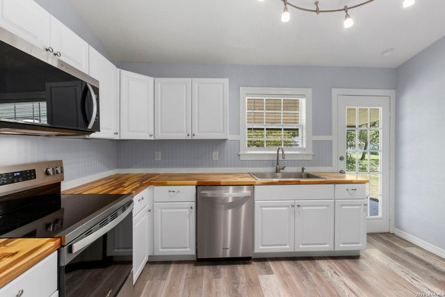 7613 LEAFY HOLLOW CT, Live Oak, TX 78233