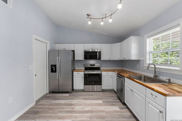 7613 LEAFY HOLLOW CT, Live Oak, TX 78233