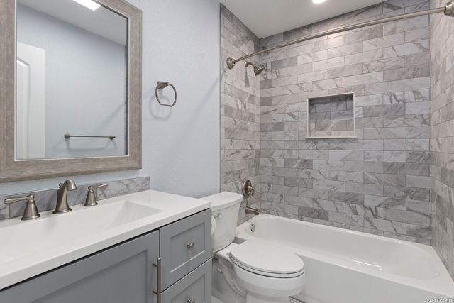 7613 LEAFY HOLLOW CT, Live Oak, TX 78233