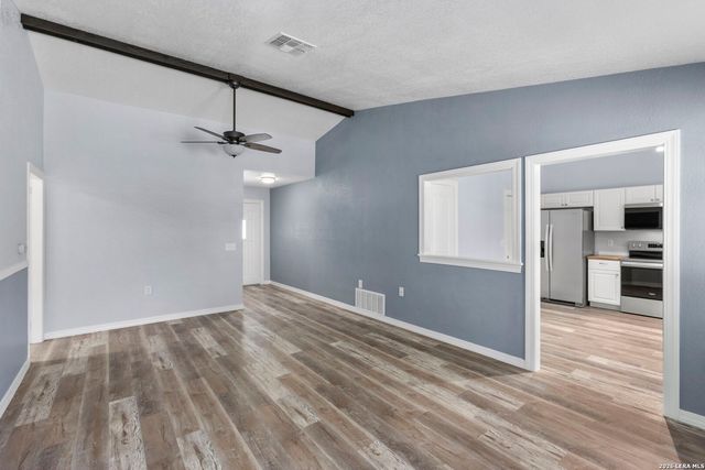 7613 LEAFY HOLLOW CT, Live Oak, TX 78233