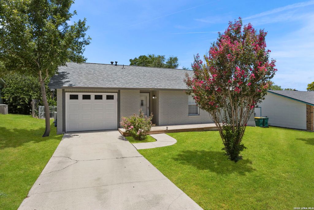 7613 LEAFY HOLLOW CT, Live Oak, TX 78233