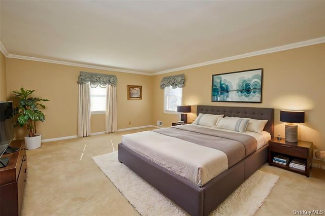 695 Hunt Lane, Manhasset, NY 11030