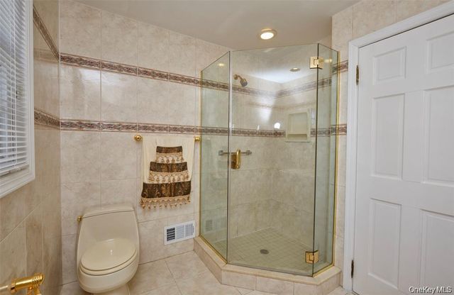 695 Hunt Lane, Manhasset, NY 11030