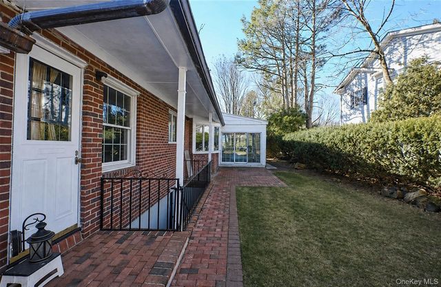 695 Hunt Lane, Manhasset, NY 11030