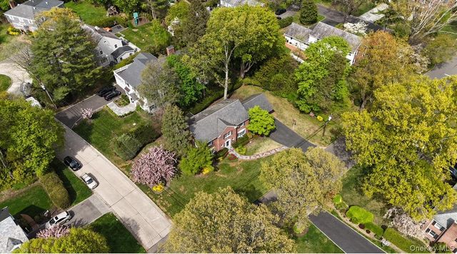 695 Hunt Lane, Manhasset, NY 11030