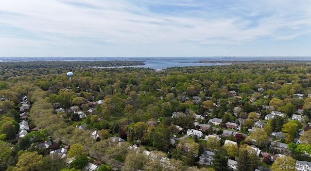 695 Hunt Lane, Manhasset, NY 11030
