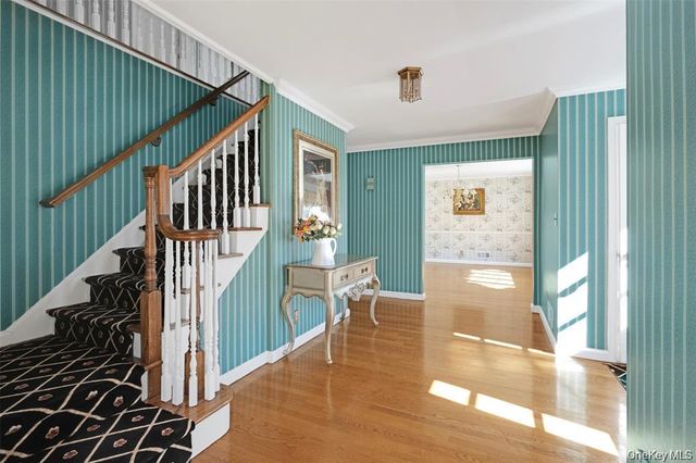 695 Hunt Lane, Manhasset, NY 11030