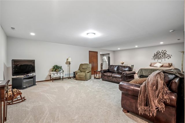 506 Meadow Oak Circle, Fairfax, IA 52228