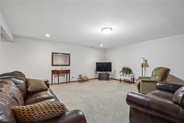 506 Meadow Oak Circle, Fairfax, IA 52228