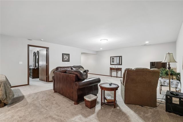 506 Meadow Oak Circle, Fairfax, IA 52228