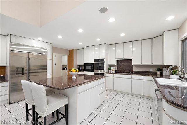 2295 Shore Hill Drive, West Bloomfield, MI 48323