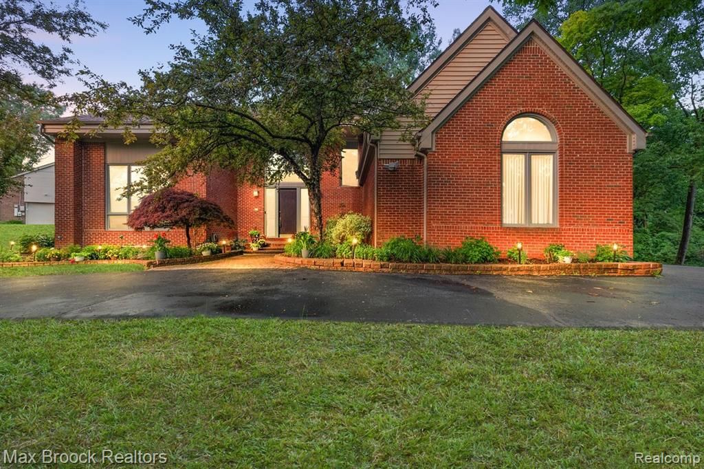 2295 Shore Hill Drive, West Bloomfield, MI 48323