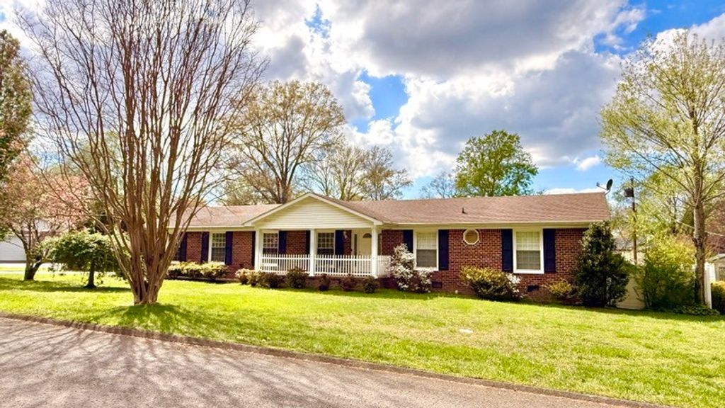 110 Lannom Cir, Tullahoma, TN 37388