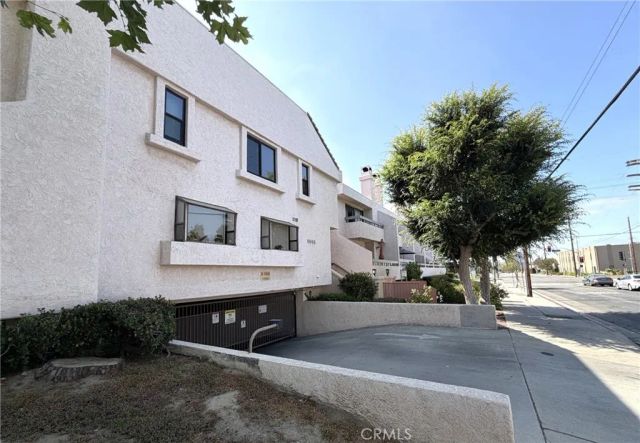 9906 Owensmouth 12, Chatsworth, CA 91311