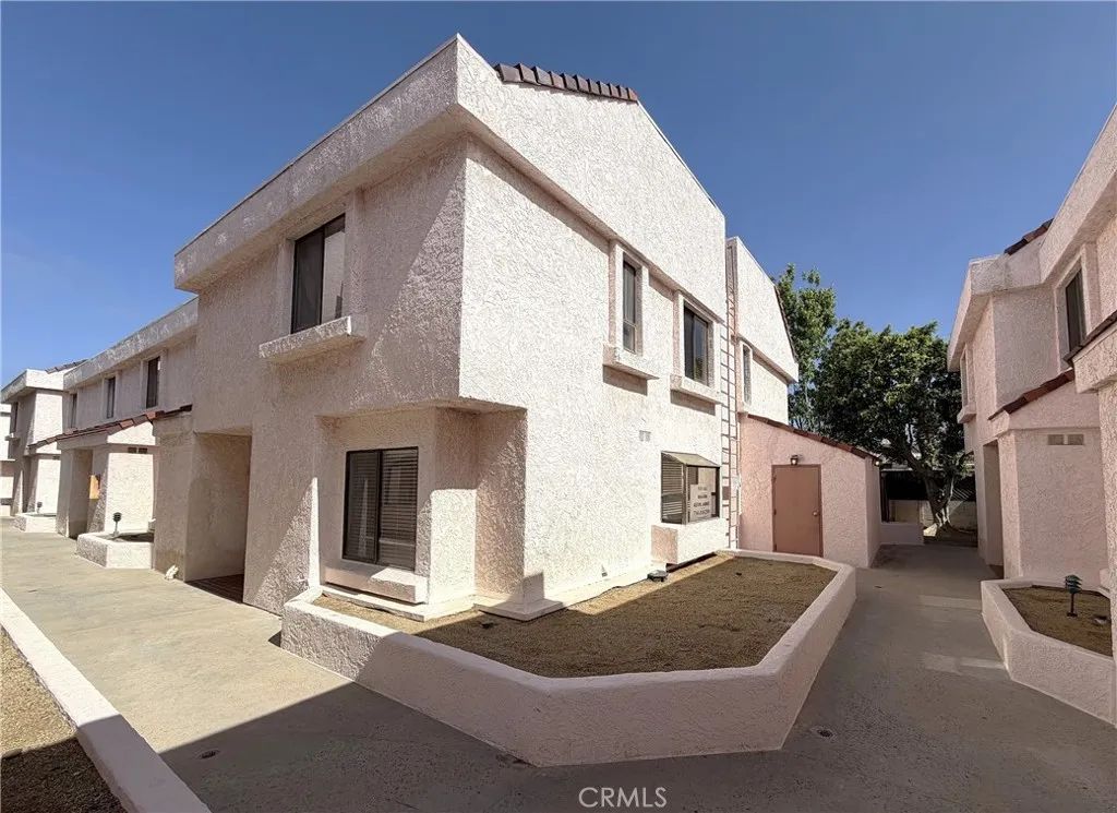 9906 Owensmouth 12, Chatsworth, CA 91311