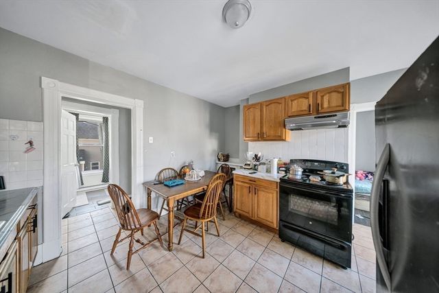 28 Richards St, Worcester, MA 01603