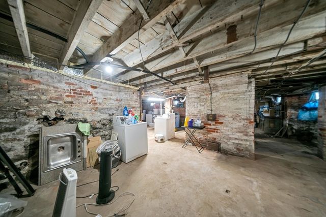 28 Richards St, Worcester, MA 01603