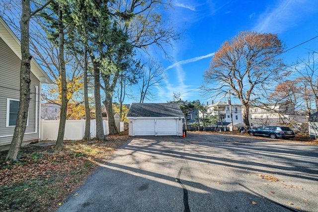 28 Richards St, Worcester, MA 01603