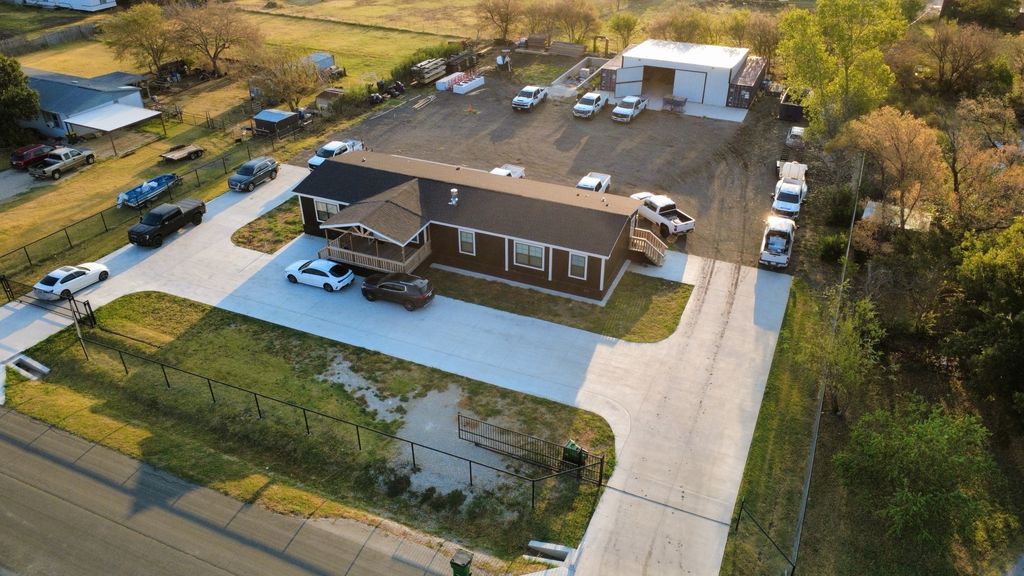 18061 Cindys Lane, Justin, TX 76247 — photo 5