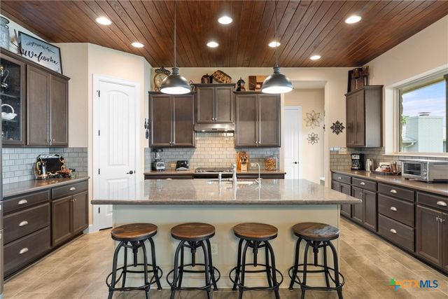 207 Emeralds Drive, Burnet, TX 78611